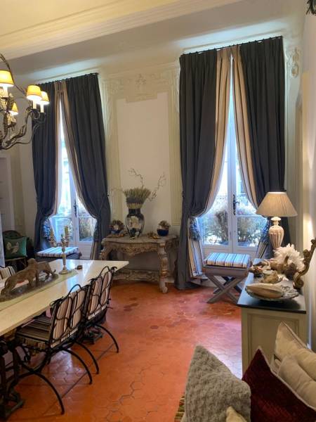 Rénovation intérieure d'un hôtel particulier à Avignon avec tapisserie d'ameublement 18ème