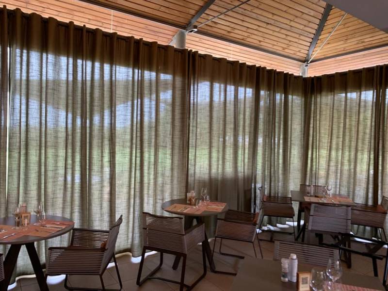 Confection et pose de grands rideaux isolants pour le restaurant San Felice de l'Hôtel du Castellet