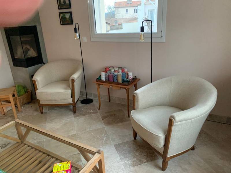 Relooking fauteuils tonneaux en lin pour villa contemporaine près de Fréjus