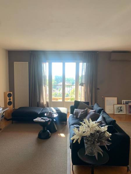 Tissu d'ameublement Carlucci avec rideaux sur pochon dans un appartement près de Toulon