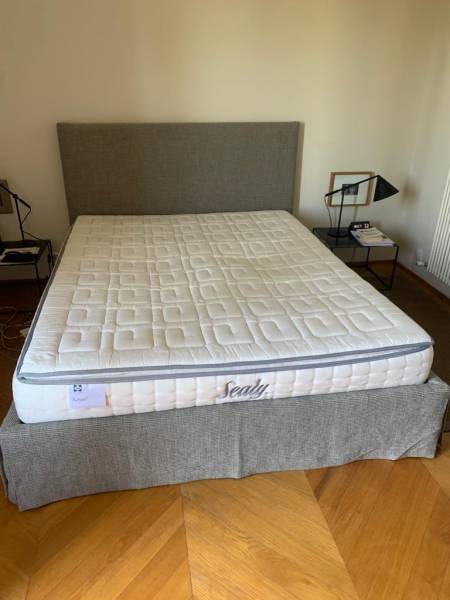 Décoration chambre à coucher avec tête de lit fait main en tissu Wind pour villa  près de Saint Rémy de Provence