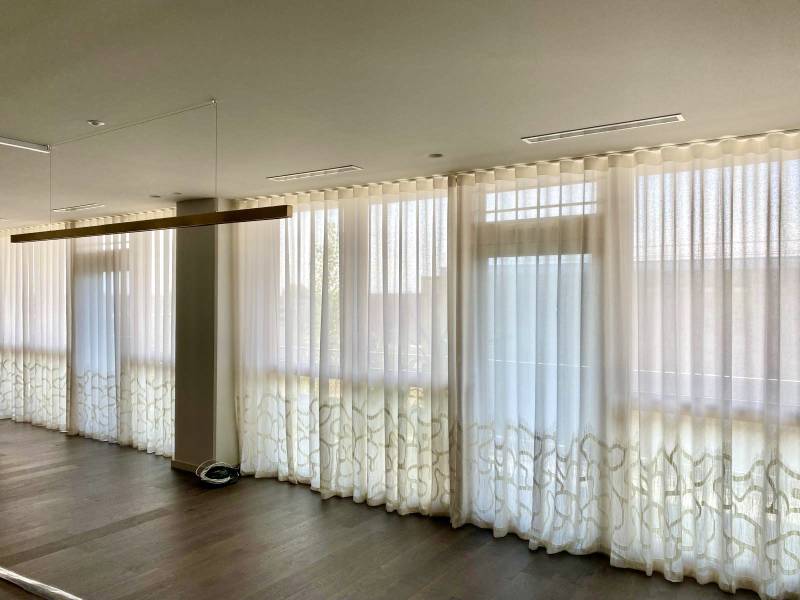 Nouveauté : Voilage haut de gamme finition Wave, sur-mesure pour des espaces de travail à Avignon