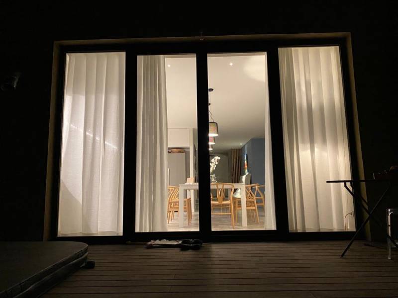 Rideau wave pour apporter légereté et intimité dans le design intérieur des villas d'architectes dans le Vaucluse