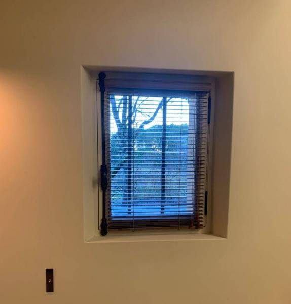 Confection de stores intérieurs sur mesure en bois pour villa contemporaine à Saint Cyr sur Mer